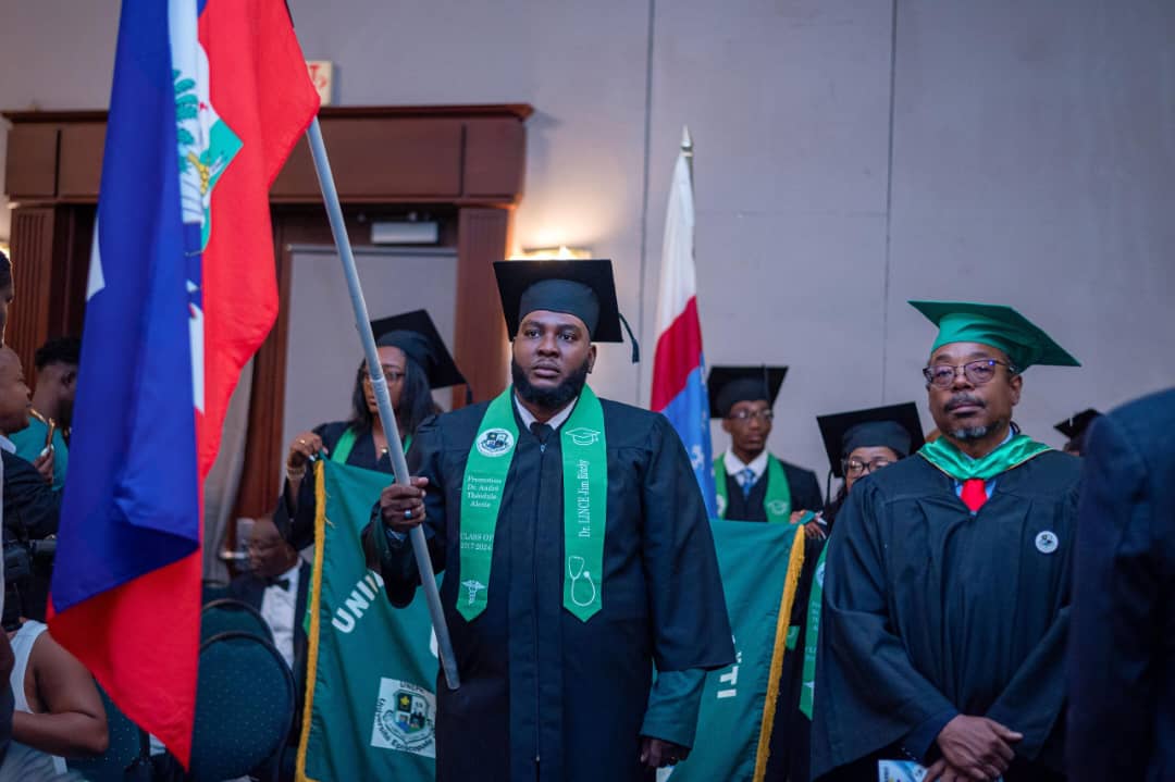 Procession académique des professeurs et étudiants en médecine UNEPH