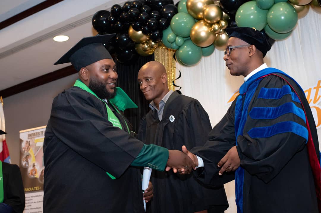 Remise de diplôme — médecin et doyen FMSS UNEPH Haïti