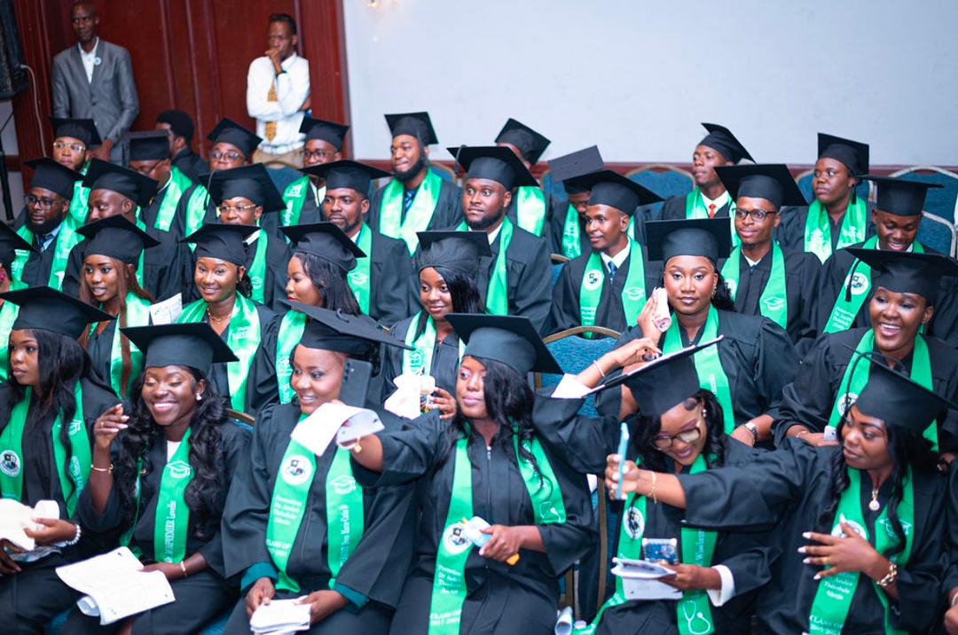 Étudiants en médecine lors de la cérémonie de fin d'études FMSS UNEPH